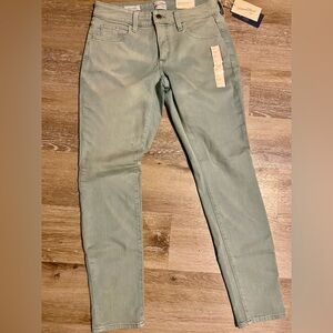 New with tags. Universal Thread. Mid Rise Skinny. Green